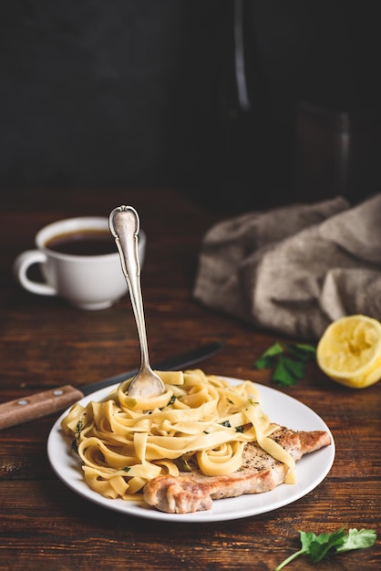 Varkenskotelet met tagliatelle en kappertjes