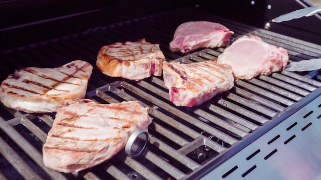 Varkenskoteletten grillen op gasgrill in de zomer.