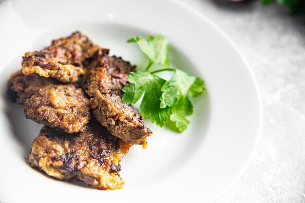 Varkenslever gebakken stukjes vlees eten gezonde maaltijd eten snack op tafel kopieer ruimte eten