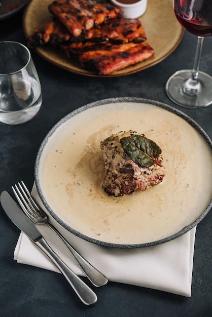 Varkensmedaillons met champignonsaus in een restaurant