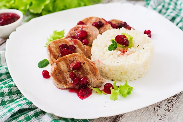 Varkensmedaillons steak met cranberrysaus en een bijgerecht van rijst