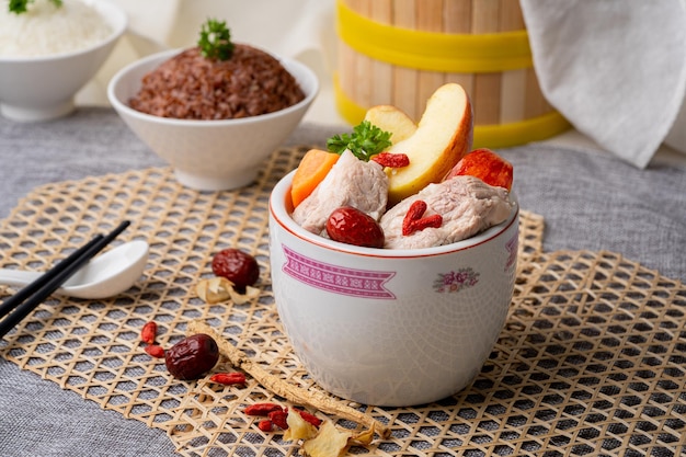 VARKENSRIB Met APPELSOEP met lepel geserveerd in hete pot geïsoleerd op tafelblad van singapore eten