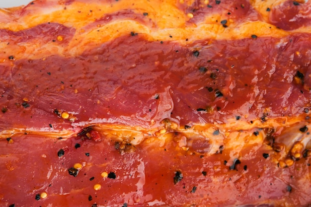 Varkensribben Rauw vlees Rauwe varkensribbetjes in marinade met kruiden rozemarijn tomatensaus en knoflook Textuur Barbecue concept Mock up