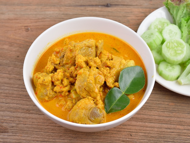 Varkensribbetjes curry met kurkuma en kokosroom