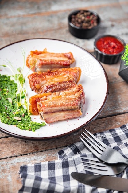 varkensribbetjes of rundvlees gebakken grill BBQ vet voedsel kruiden pittige marinade verse portie kant-en-klaar maaltijd