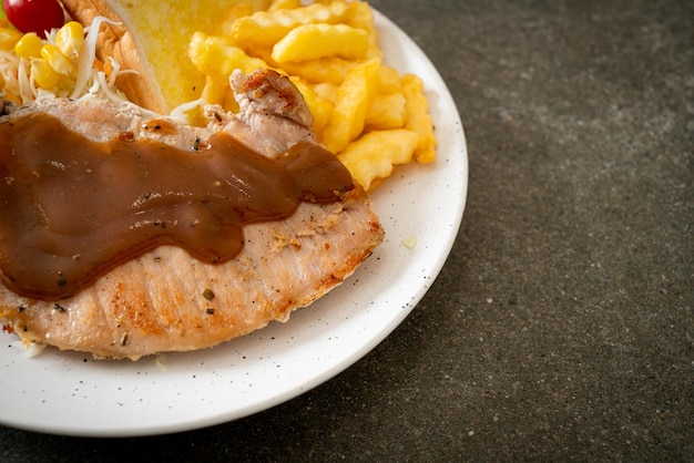 Varkenssteak met zwarte peper jussaus