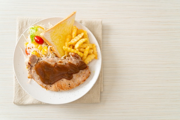 varkenssteak met zwarte pepers jussaus en mini salade