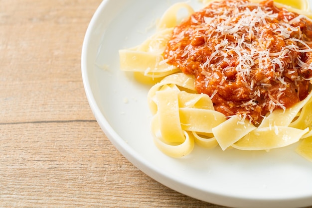 Varkensvlees bolognese fettuccine pasta met Parmezaanse kaas