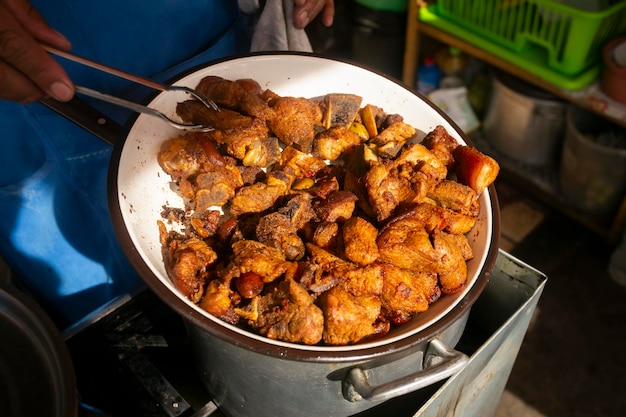 Varkensvlees chicharrn is een traditioneel gerecht in Peru. Varkensvet wordt gebruikt om het vlees te koken en bestaat uit gebraden vlees
