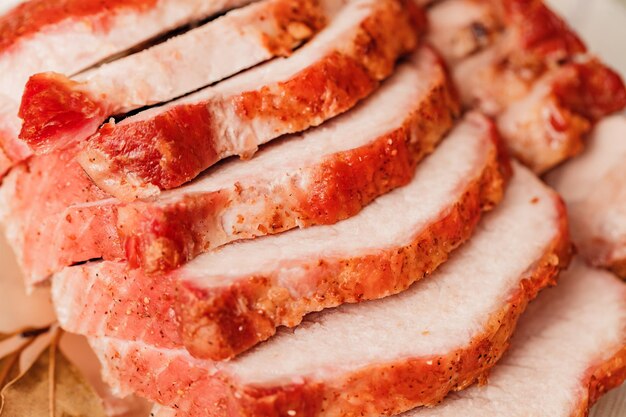 Varkensvlees gebakken in de oven gesneden selectieve aandacht