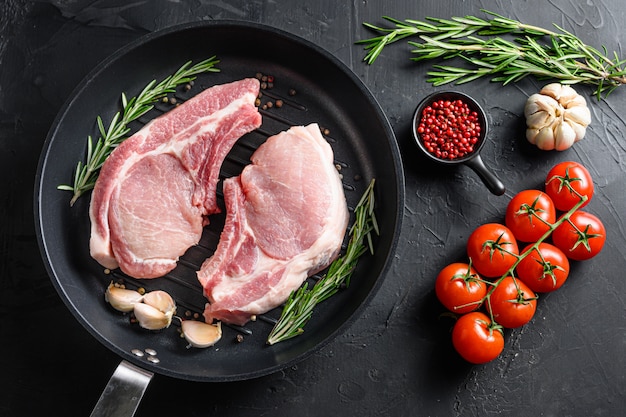 Varkensvlees in barbecuekoekepan met rozemarijn en knoflook