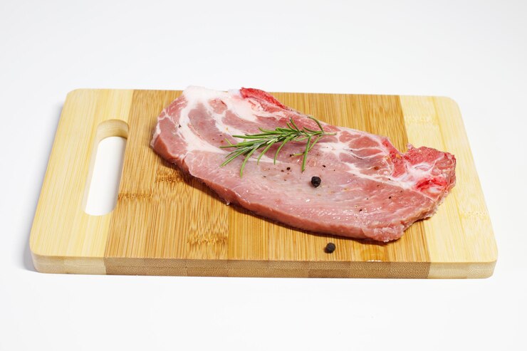 varkensvlees op een houten keukentafel vers rauw vlees