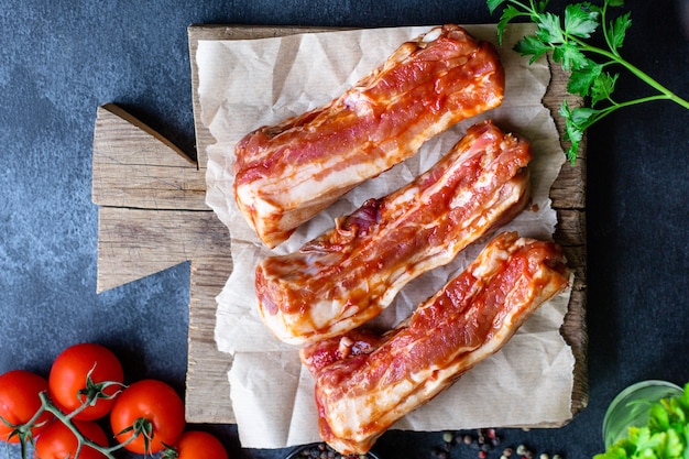 Varkensvlees ribben rauw gemarineerde barbecue saus grill klaar om te koken en te eten