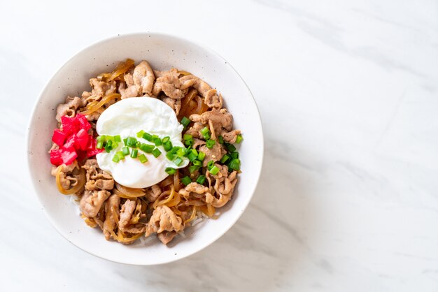 varkensvlees rijstkom met ei (Donburi) - Japans eten