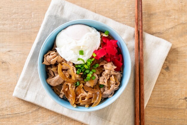 varkensvlees rijstkom met ei (Donburi) - Japans eten