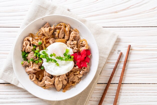 varkensvlees rijstkom met ei (Donburi) - Japans eten