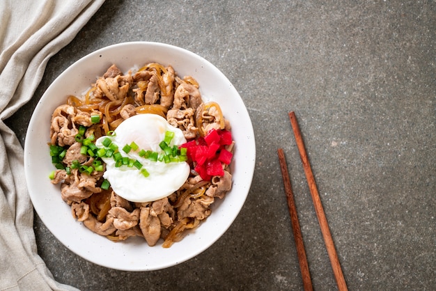 varkensvlees rijstkom met ei (Donburi) - Japans eten