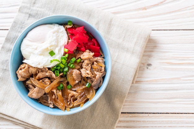 varkensvlees rijstkom met ei (Donburi) - Japans eten