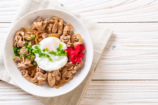 varkensvlees rijstkom met ei (Donburi) - Japans eten