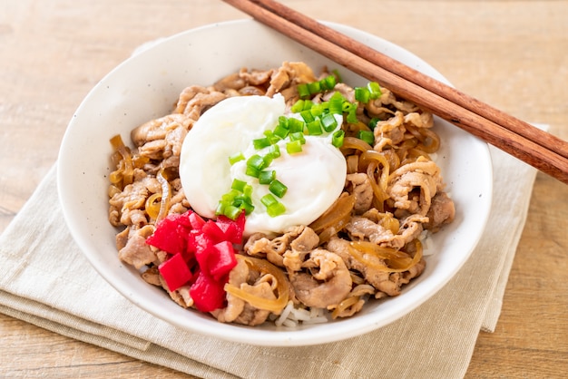 varkensvlees rijstkom met ei (Donburi) - Japans eten