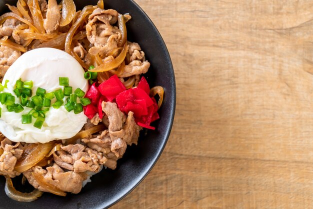 varkensvlees rijstkom met ei (Donburi) - Japans eten