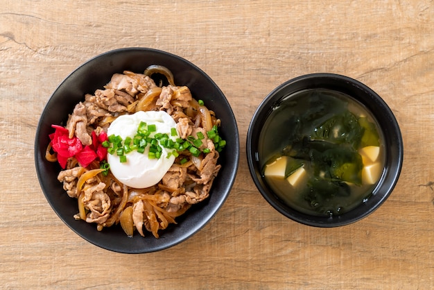 varkensvlees rijstkom met ei (Donburi) - Japans eten