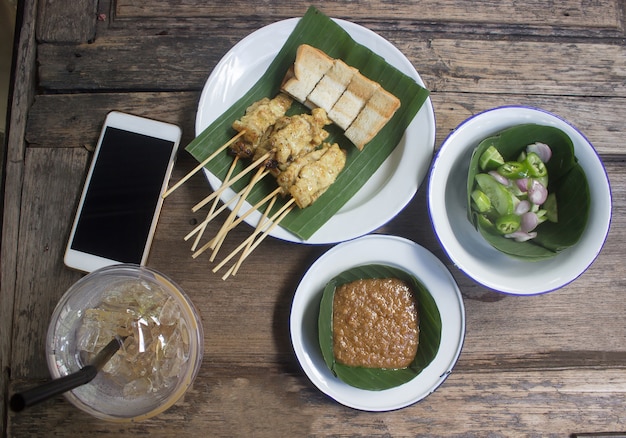 Varkensvlees Satay op houten lijst