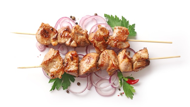 Varkensvlees shish kebab geïsoleerd op een witte achtergrond, bovenaanzicht