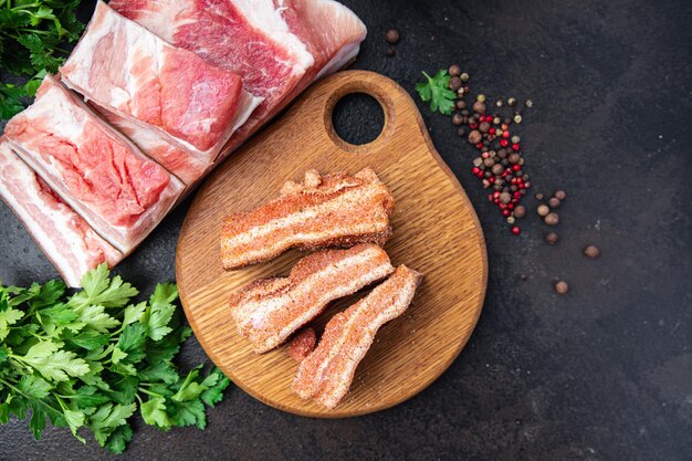 varkensvlees spek stuk buik vlees vet reuzel vers vlees kruiden verse maaltijd eten snack op tafel