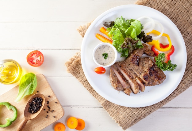 Varkensvlees steak met zwarte peper.