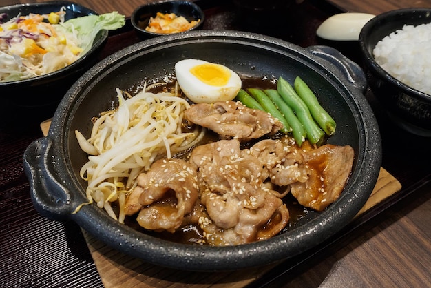 Varkensvlees teppanyaki met ei en groenten in hete plaat Japanese Cooking