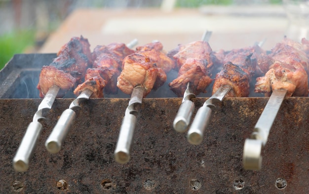 Varkensvleesbarbecue tijdens het koken