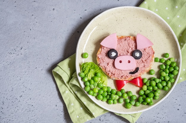 Varkensvormige sandwich met sperziebonen