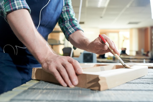 Varnishing wooden boards