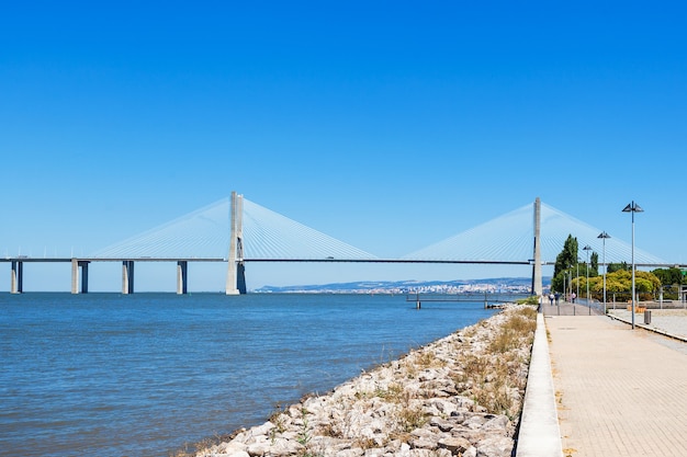 Мост Васко да Гама в Лиссабоне, Португалия. Это самый длинный мост в Европе.