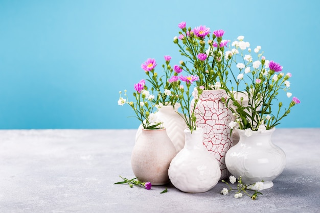 VaseÃ ‹??? met mooie bloemen op lichte tafel