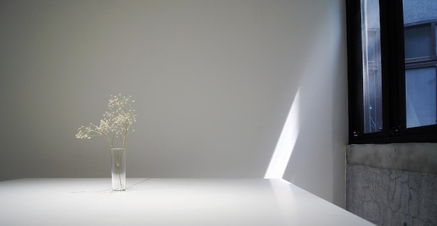 Vase op tafel tegen de muur