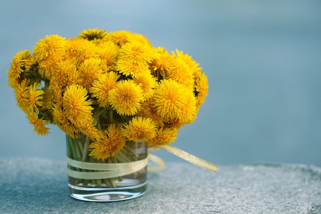 タンポポの花束と花瓶