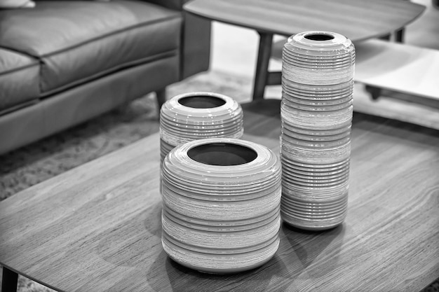 Вазы декоративные зеленые керамические контейнеры на деревянном столе в интерьере комнаты Концепция оформления художественного дизайна