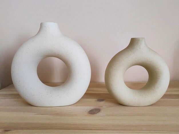 Foto sullo scaffale ci sono vasi dalla forma moderna e semplice