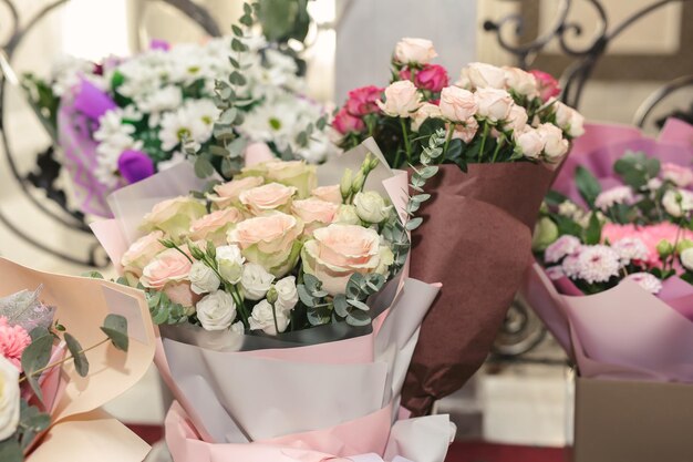 Вазы с букетами цветов. хранение подаренных цветов на банкете в ресторане.