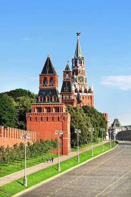 Vasilevsky Spusk (afstamming van Sint-Basilius). Torens van het Kremlin van Moskou
