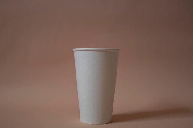 Photo vaso desechable de cafe con fondo rosa