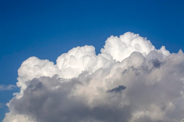 広大な青空と雲の空