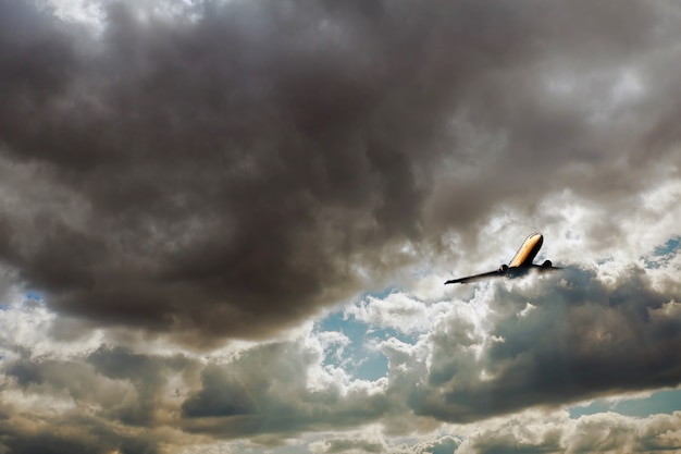 広大な青い空と雲の空