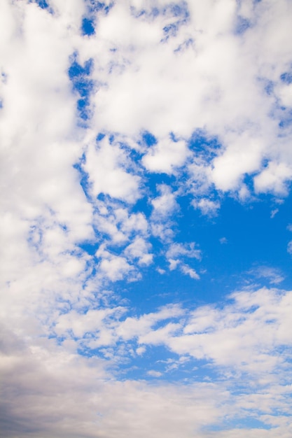 Photo vast blue sky over lake michigan with cloud formations