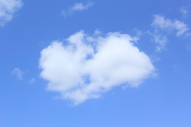 夏季の広大な空と雲の空青空の背景