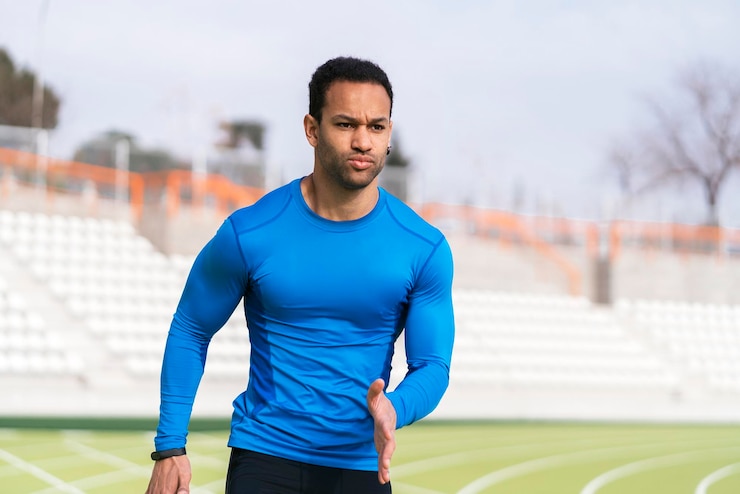Foto vastberaden mannelijke atleet die buiten loopt