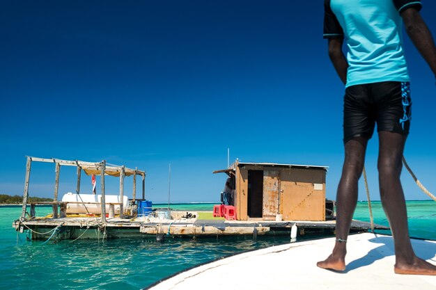 Vaste basis op het water om te duiken in een onderwaterhelm in de oceaan op het eiland Mauritius