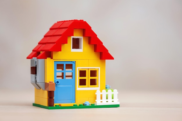Vastgoedconcept Model van een landhuis met een rood dak op een neutrale achtergrond